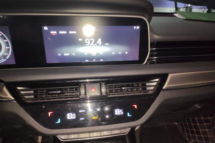 Used Hongqi HS5 2019 2.0T Smart Connect Flagship All-Wheel-Drive Version Audio And AC Panel