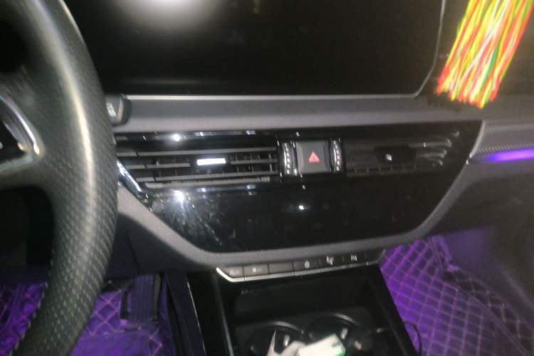 Used Hongqi HS5 2019 2.0T Smart Connect Flagship All-Wheel-Drive Version Audio And AC Panel