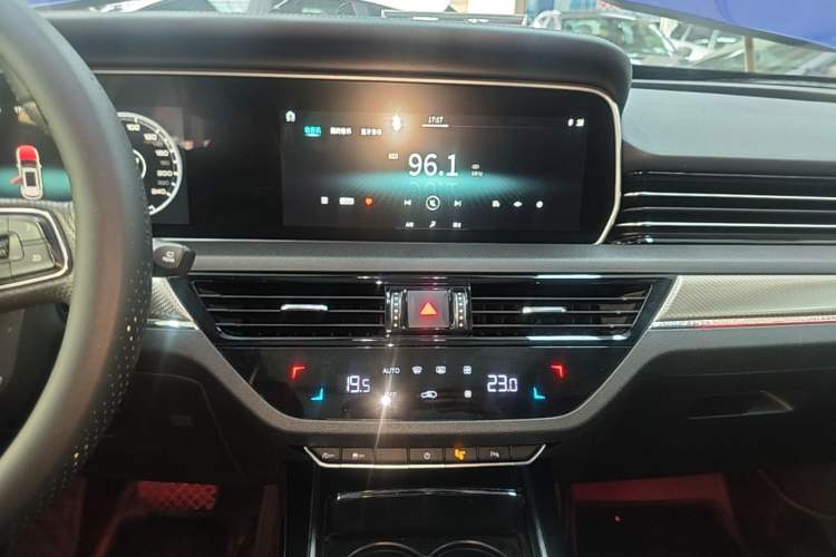 Used Hongqi HS5 2019 2.0T Smart Connect Flagship All-Wheel-Drive Version Audio And AC Panel
