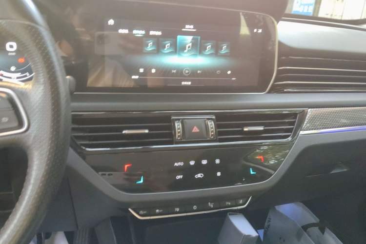 Used Hongqi HS5 2019 2.0T Smart Connect Flagship All-Wheel-Drive Version Audio And AC Panel