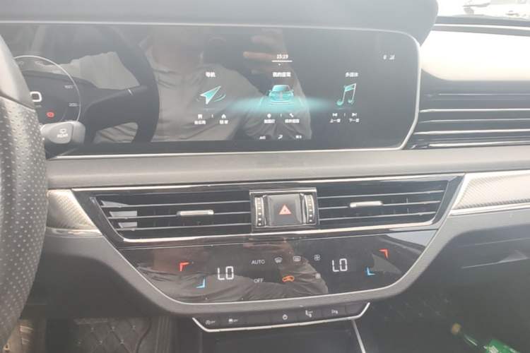 Used Hongqi HS5 2019 2.0T Smart Connect Flagship All-Wheel-Drive Version Audio And AC Panel