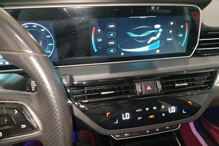 Used Hongqi HS5 2019 2.0T Smart Connect Flagship Edition Audio And AC Panel
