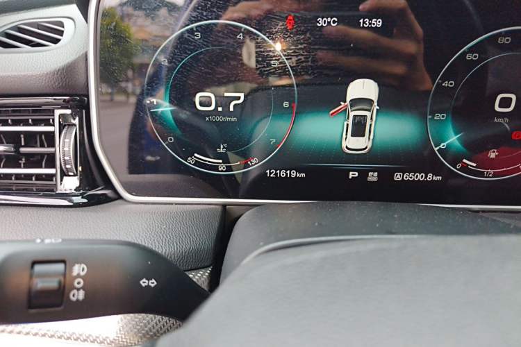 Used Hongqi HS5 2019 2.0T Smart Connect Flagship All-Wheel-Drive Version Odometer Close Up