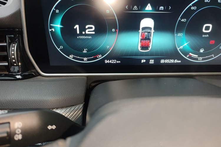 Used Hongqi HS5 2019 2.0T Smart Connect Flagship All-Wheel-Drive Version Odometer Close Up