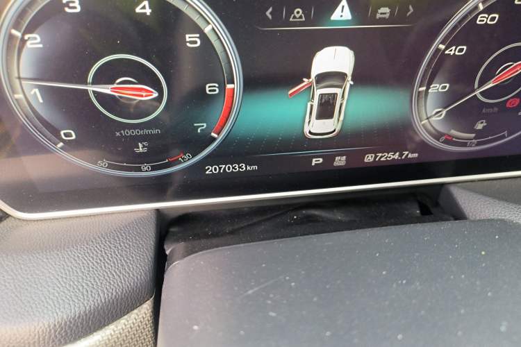 Used Hongqi HS5 2019 2.0T Smart Connect Flagship All-Wheel-Drive Version Odometer Close Up
