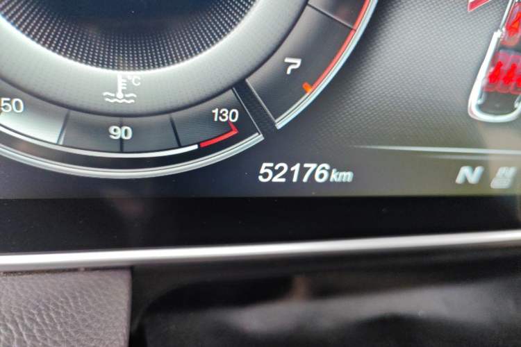 Used Hongqi HS5 2019 2.0T Smart Connect Flagship All-Wheel-Drive Version Odometer Close Up