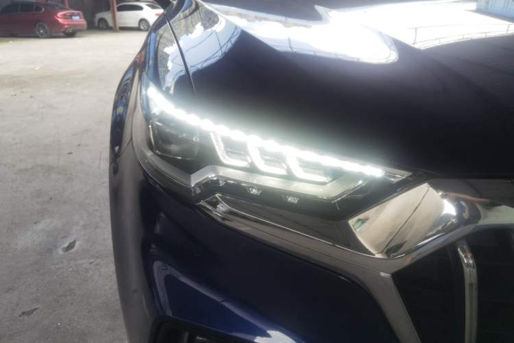 Used Hongqi HS5 2019 2.0T Smart Connect Flagship All-Wheel-Drive Version Right Front Headlight