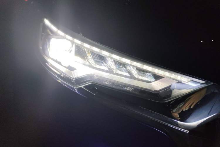 Used Hongqi HS5 2019 2.0T Smart Connect Flagship All-Wheel-Drive Version Right Front Headlight
