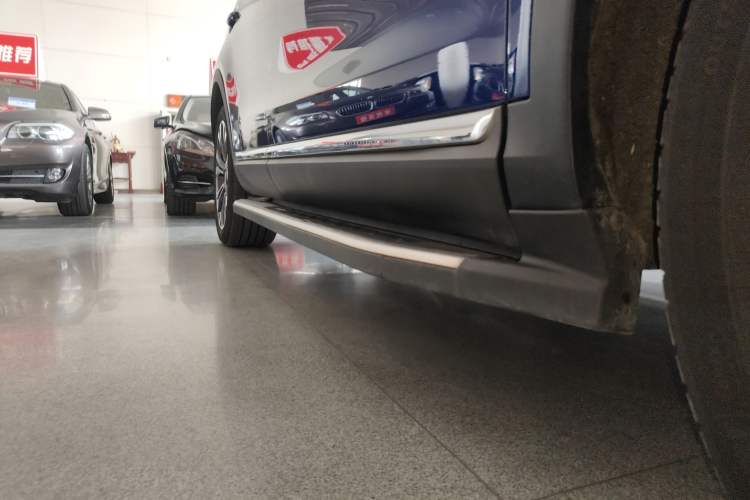 Used Hongqi HS5 2019 2.0T Smart Connect Flagship All-Wheel-Drive Version Right Side Sill
