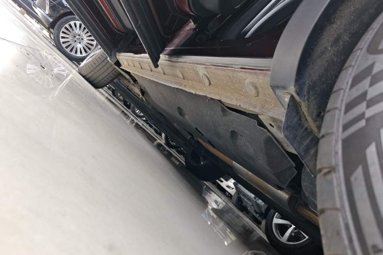 Used Hongqi HS5 2019 2.0T Smart Connect Flagship All-Wheel-Drive Version Left Side Sill