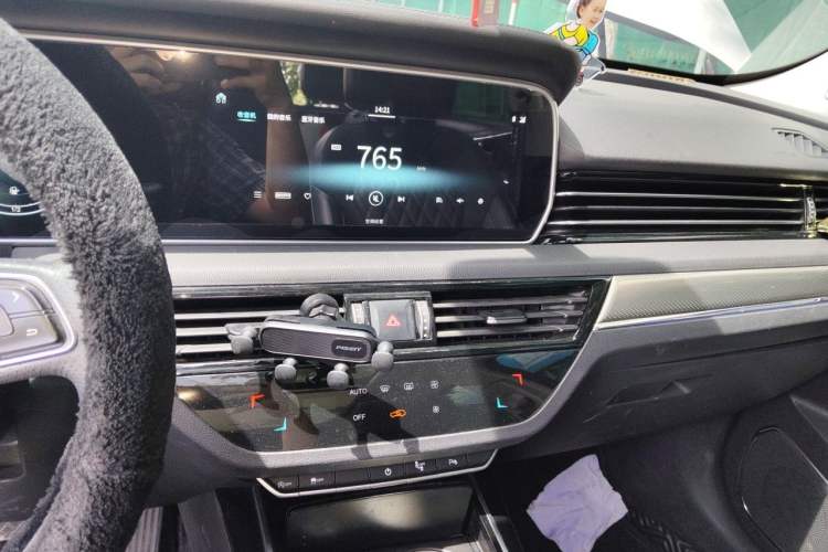 Used Hongqi HS5 2019 2.0T Smart Connect Flagship All-Wheel-Drive Version Audio And AC Panel