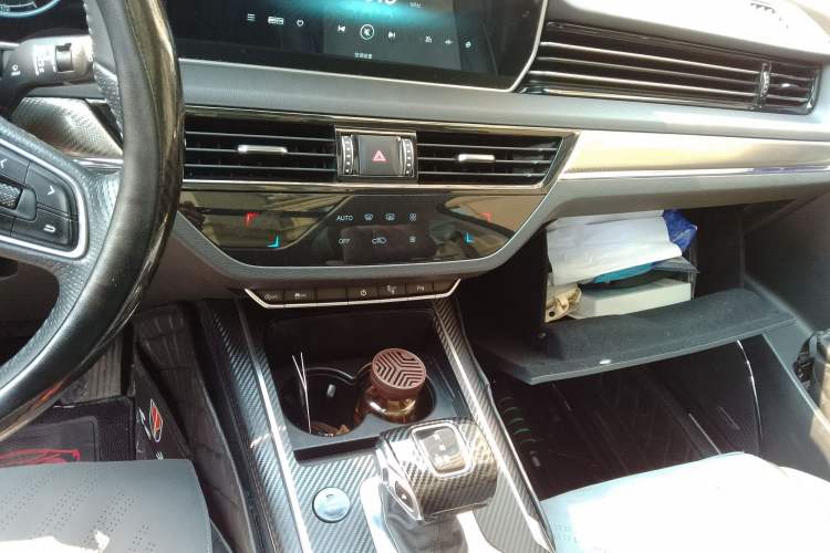 Used Hongqi HS5 2019 2.0T Smart Connect Flagship All-Wheel-Drive Version Audio And AC Panel