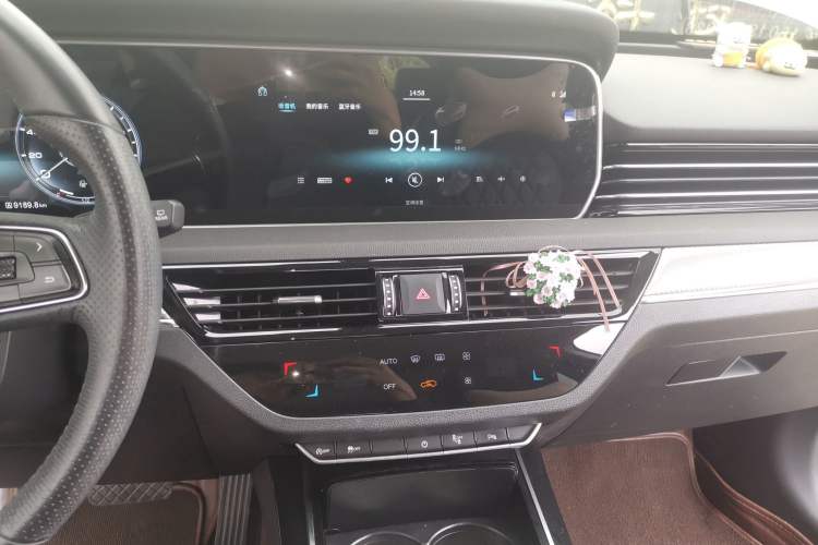 Used Hongqi HS5 2019 2.0T Smart Connect Flagship Edition Audio And AC Panel