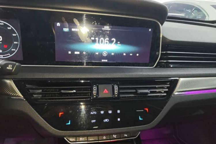 Used Hongqi HS5 2019 2.0T Smart Connect Flagship All-Wheel-Drive Version Audio And AC Panel
