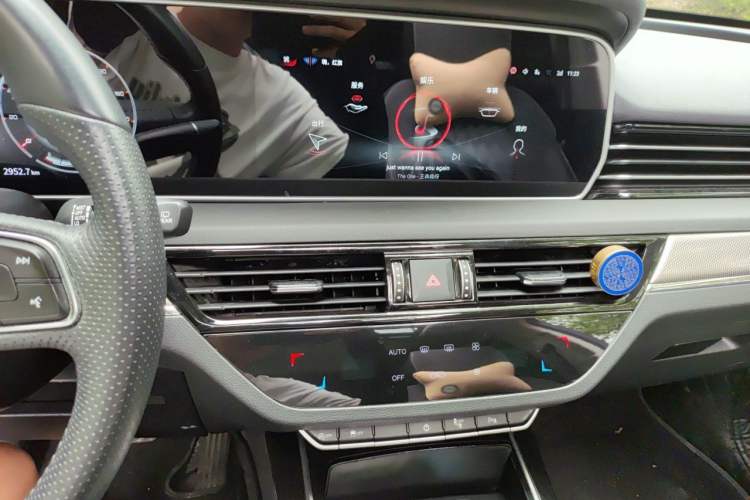 Used Hongqi HS5 2019 2.0T Smart Connect Flagship All-Wheel-Drive Version Audio And AC Panel