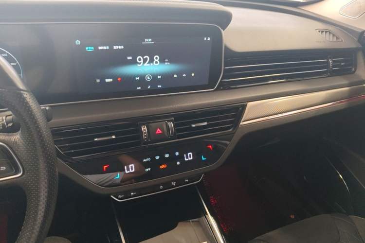 Used Hongqi HS5 2019 2.0T Smart Connect Flagship All-Wheel-Drive Version Audio And AC Panel