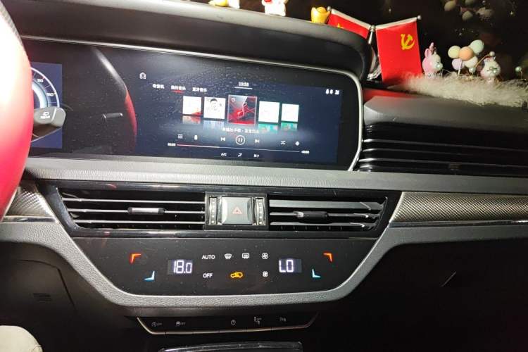 Used Hongqi HS5 2019 2.0T Smart Connect Flagship Edition Audio And AC Panel