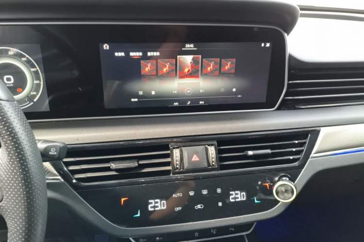 Used Hongqi HS5 2019 2.0T Smart Connect Flagship Edition Audio And AC Panel