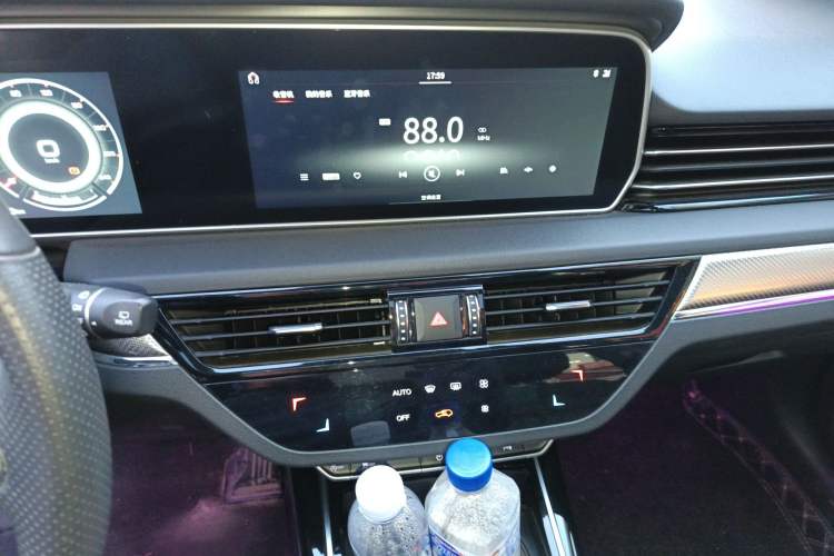 Used Hongqi HS5 2019 2.0T Smart Connect Flagship Edition Audio And AC Panel