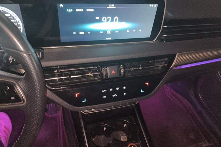 Used Hongqi HS5 2019 2.0T Smart Connect Flagship Edition Audio And AC Panel