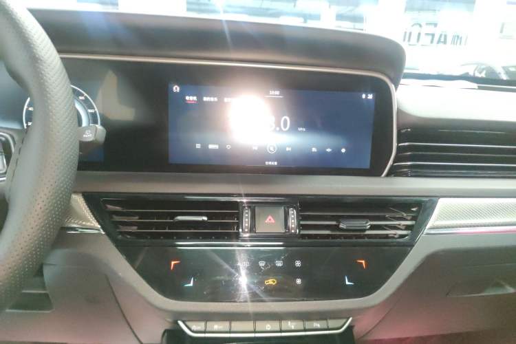 Used Hongqi HS5 2019 2.0T Smart Connect Flagship All-Wheel-Drive Version Audio And AC Panel