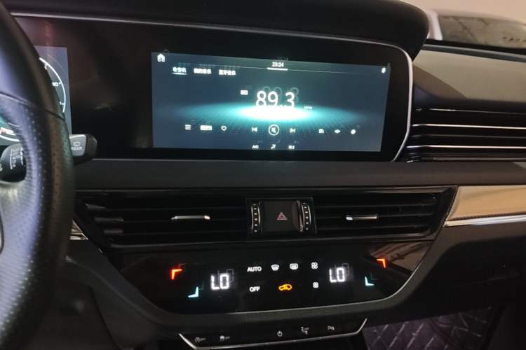 Used Hongqi HS5 2019 2.0T Smart Connect Flagship Edition Audio And AC Panel