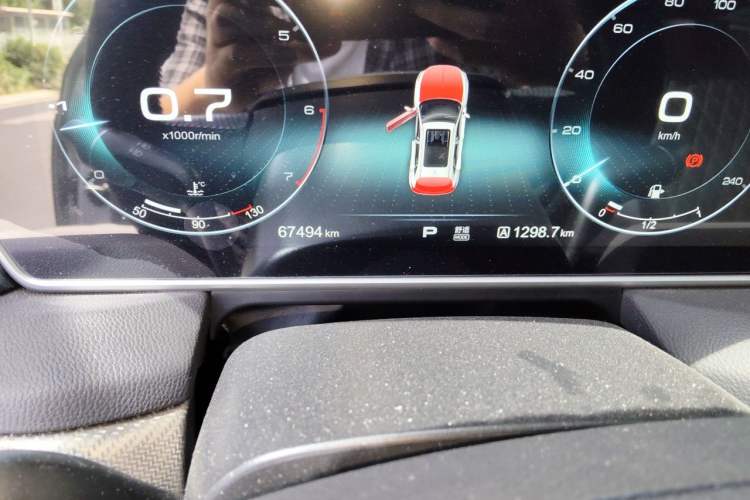 Used Hongqi HS5 2019 2.0T Smart Connect Flagship All-Wheel-Drive Version Odometer Close Up