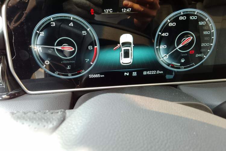 Used Hongqi HS5 2019 2.0T Smart Connect Flagship All-Wheel-Drive Version Odometer Close Up