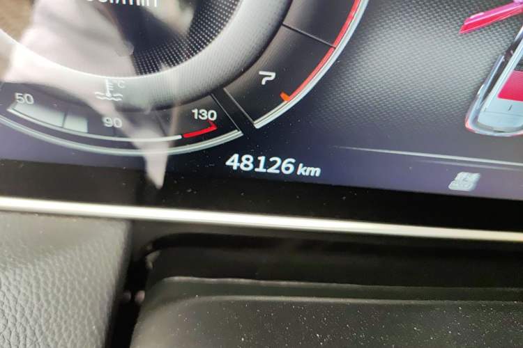 Used Hongqi HS5 2019 2.0T Smart Connect Flagship All-Wheel-Drive Version Odometer Close Up