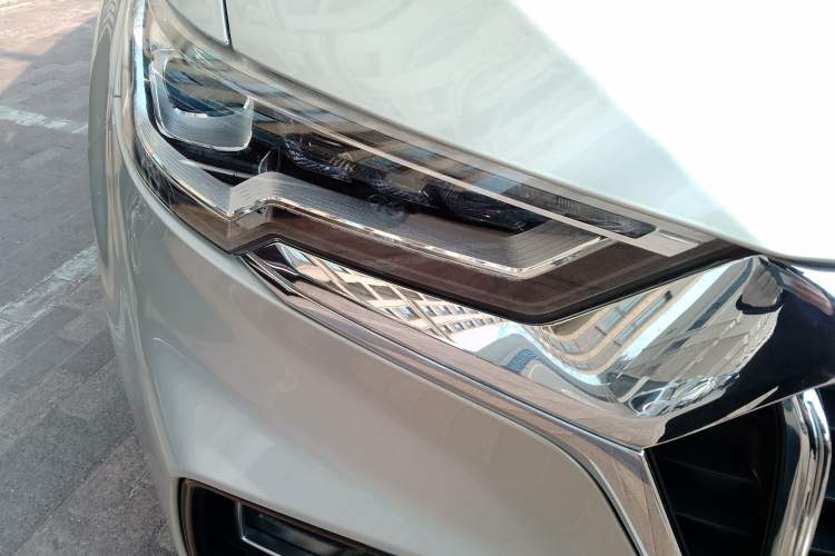 Used Hongqi HS5 2019 2.0T Smart Connect Flagship All-Wheel-Drive Version Right Front Headlight