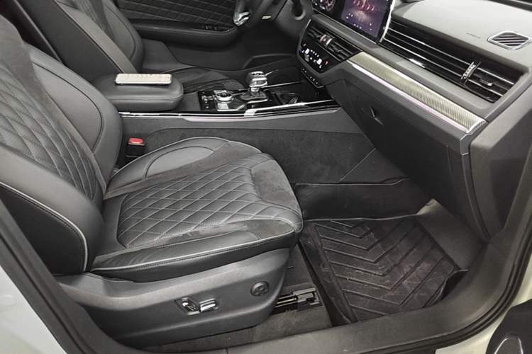 Used Hongqi HS5 2019 2.0T Smart Connect Flagship All-Wheel-Drive Version Right Front Seat