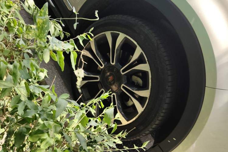 Used Hongqi HS5 2019 2.0T Smart Connect Flagship All-Wheel-Drive Version Right Front Wheel Hub