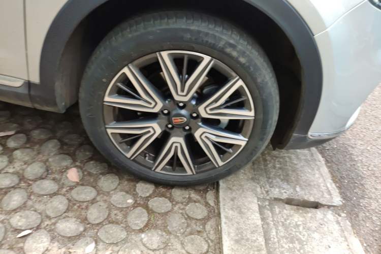 Used Hongqi HS5 2019 2.0T Smart Connect Flagship All-Wheel-Drive Version Right Front Wheel Hub