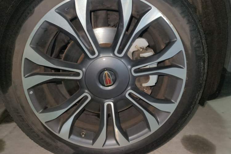 Used Hongqi HS5 2019 2.0T Smart Connect Flagship All-Wheel-Drive Version Right Front Wheel Hub