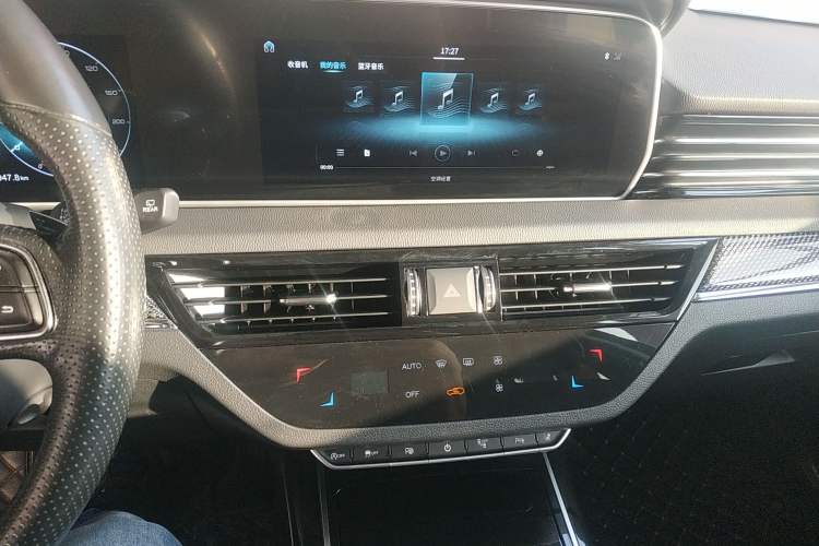 Used Hongqi HS5 2019 2.0T Smart Connect Flagship All-Wheel-Drive Version Audio And AC Panel