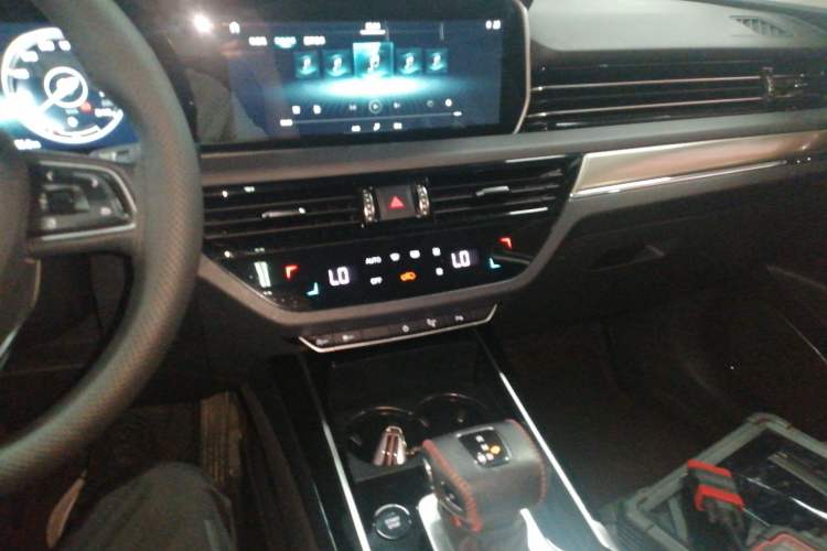 Used Hongqi HS5 2019 2.0T Smart Connect Flagship Edition Audio And AC Panel