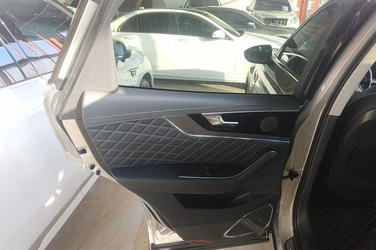Used Hongqi HS5 2019 2.0T Smart Connect Flagship All-Wheel-Drive Version Left Rear Door Interior