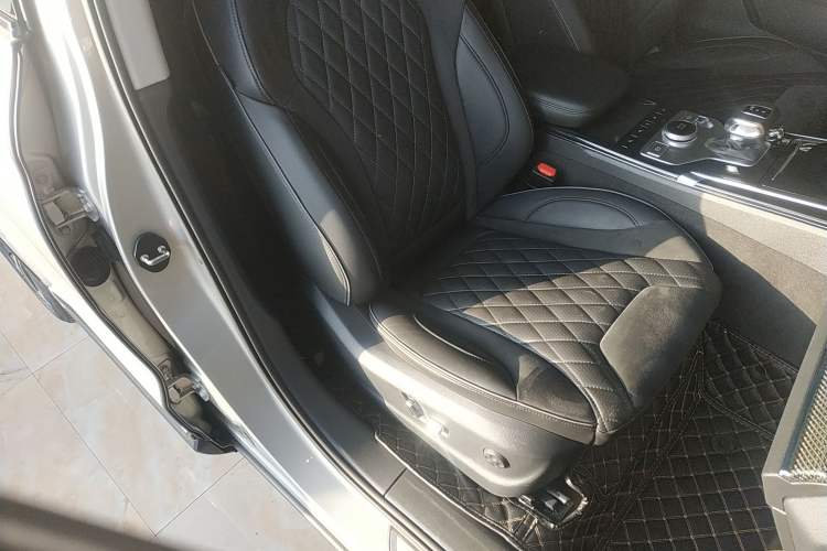 Used Hongqi HS5 2019 2.0T Smart Connect Flagship All-Wheel-Drive Version Right Front Seat
