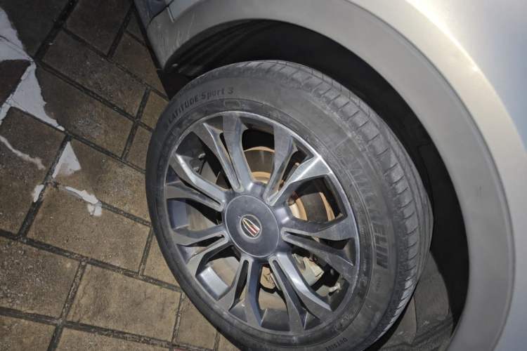 Used Hongqi HS5 2019 2.0T Smart Connect Flagship All-Wheel-Drive Version Right Front Wheel Hub