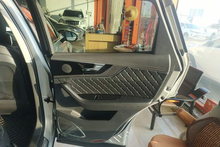 Used Hongqi HS5 2019 2.0T Smart Connect Flagship All-Wheel-Drive Version Right Rear Door Interior