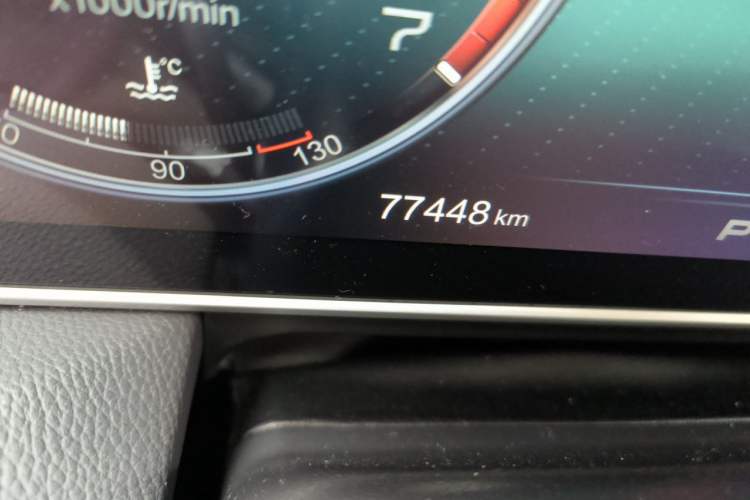 Used Hongqi HS5 2019 2.0T Smart Connect Flagship Edition Odometer Close Up