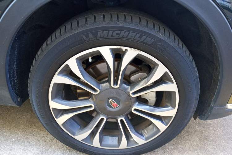 Used Hongqi HS5 2019 2.0T Smart Connect Flagship All-Wheel-Drive Version Right Front Wheel Hub