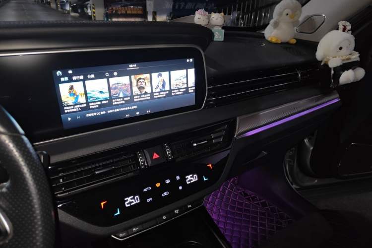 Used Hongqi HS5 2019 2.0T Smart Connect Flagship All-Wheel-Drive Version Audio And AC Panel