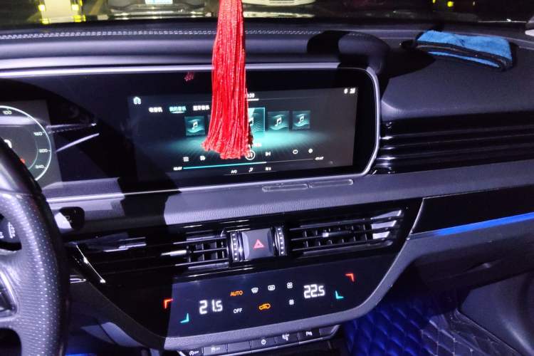 Used Hongqi HS5 2019 2.0T Smart Connect Flagship All-Wheel-Drive Version Audio And AC Panel