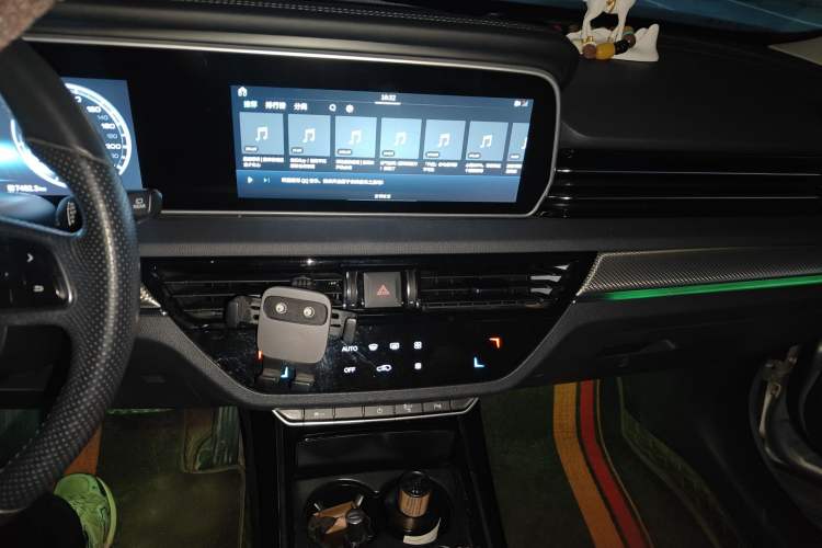 Used Hongqi HS5 2019 2.0T Smart Connect Flagship All-Wheel-Drive Version Audio And AC Panel