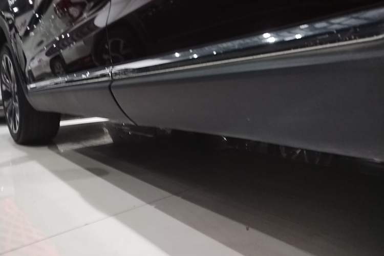 Used Hongqi HS5 2019 2.0T Smart Connect Flagship All-Wheel-Drive Version Left Side Sill