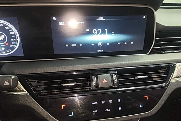 Used Hongqi HS5 2019 2.0T Smart Connect Flagship Edition Audio And AC Panel