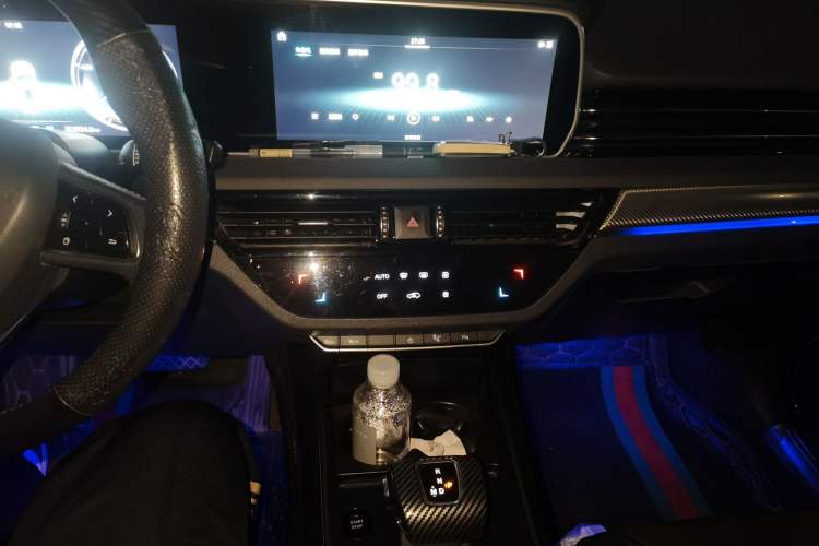 Used Hongqi HS5 2019 2.0T Smart Connect Flagship All-Wheel-Drive Version Audio And AC Panel