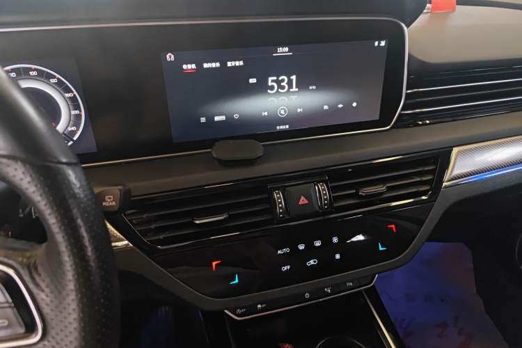 Used Hongqi HS5 2019 2.0T Smart Connect Flagship Edition Audio And AC Panel