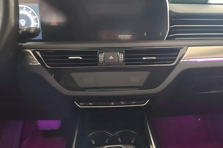 Used Hongqi HS5 2019 2.0T Smart Connect Flagship Edition Audio And AC Panel